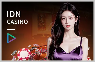 Bàn chơi Baccarat trực tuyến tại G7WIN với các quân bài và chip, màu xanh lá cây và vàng.