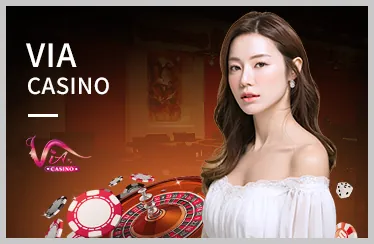 Bàn chơi Blackjack với các quân bài và chip, người chơi đang cố gắng đạt 21 điểm, màu xanh lá cây và vàng.